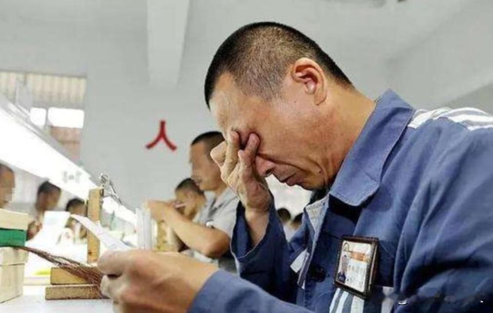 1992年南京看守所内，一名死刑犯刑期将近，他一边哭着，一边争分夺秒地翻阅字典，