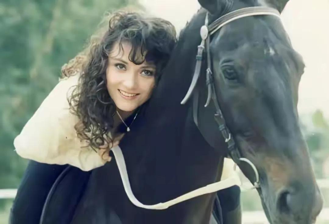 香港演员施明突然去世那么有钱了还是抗衡不了疾病，74岁的她抵不过肺癌