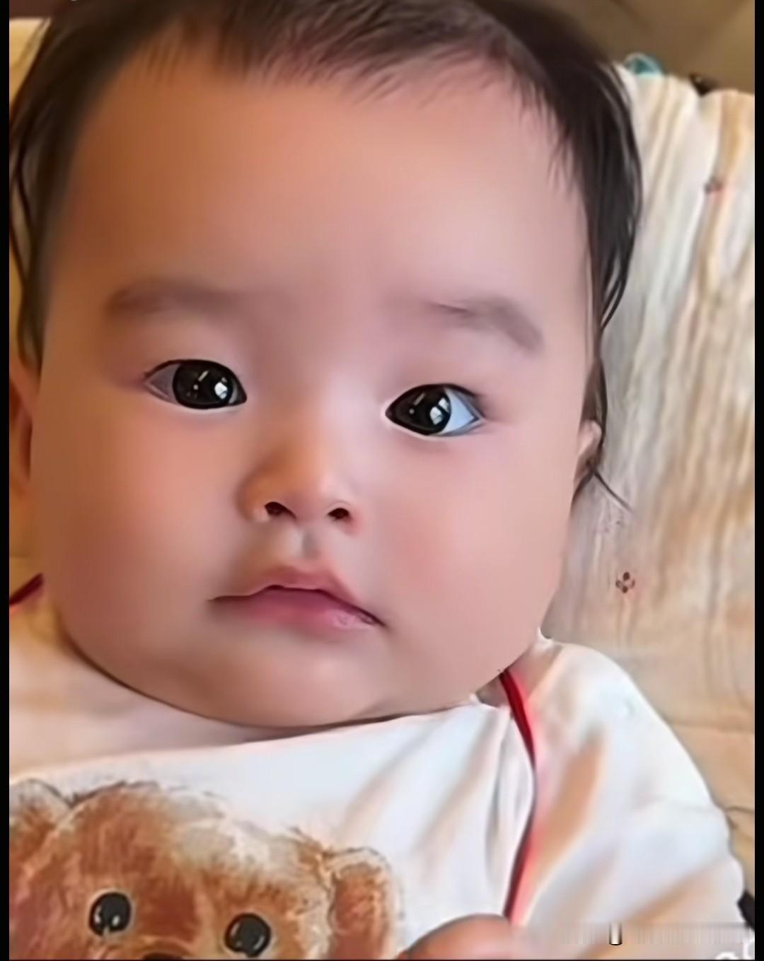 马筱梅的儿子，汪吉辰真是一天一个样，几天不见，变化真大，汪宝五官长得好标志，特别