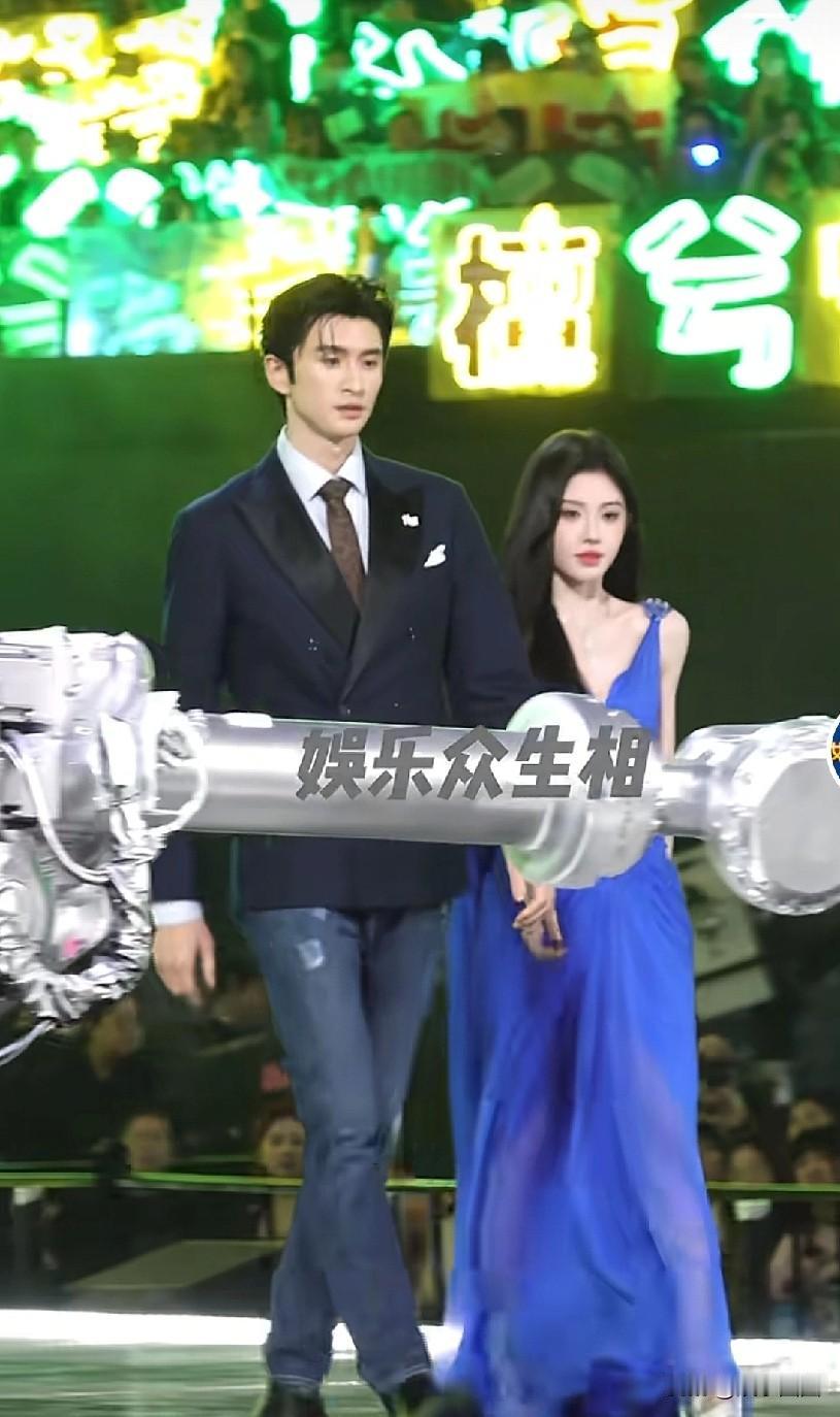 第一眼光看小鞠去了，第二眼张云龙你穿的什么？