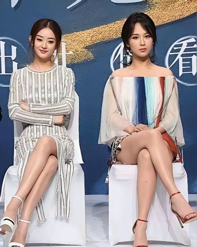 以前在电视剧里总感觉赵丽颖的颜值一般，可当她跟杨紫的同框合影时，不仅颜值高，而且
