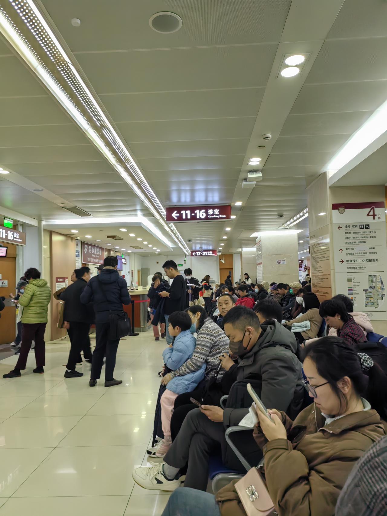 我国医院服务的满意度一直都在90%上下波动，我国医院的服务优于发达国家，原因就是