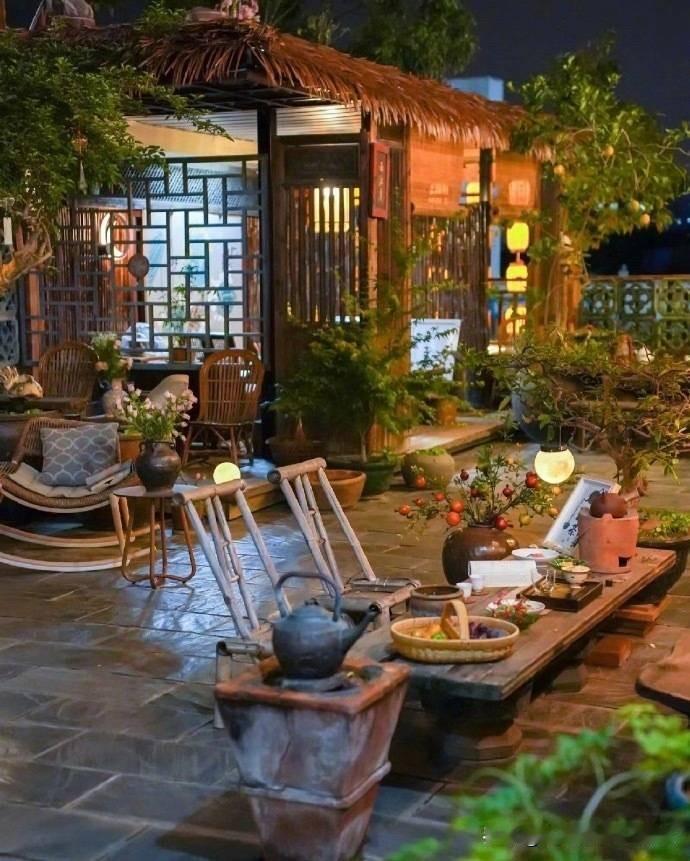 体制内聪明的人,都是早婚早育的。因为体制内和体制外是不一样的提拔路径。体制内