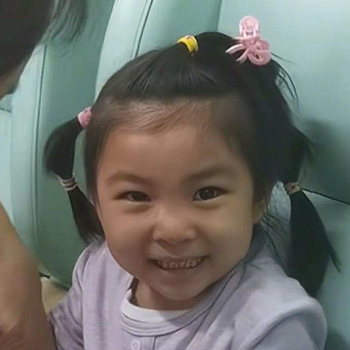 小孩姐：即使害怕打针面对镜头还是要做好表情管理✌️