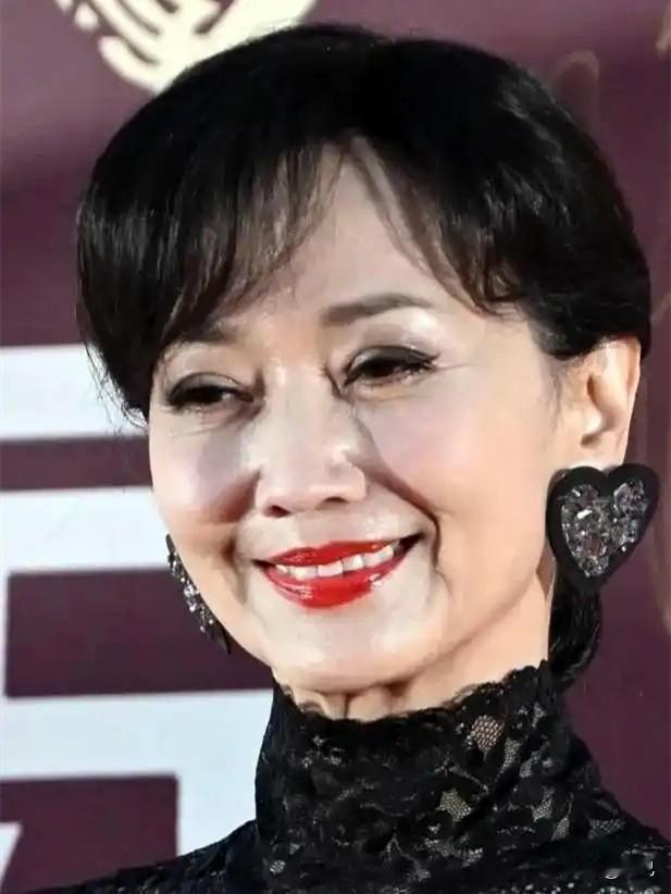 我就搞不懂了，赵雅芝都72岁了，你要求她没皱纹，可能吗？赵雅芝真的太可怜