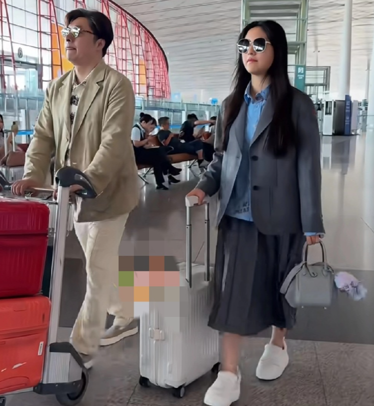 王岳伦送女儿去上学，又把网友们看热闹的心勾起来了。王诗龄一身行头价值六位数，但这
