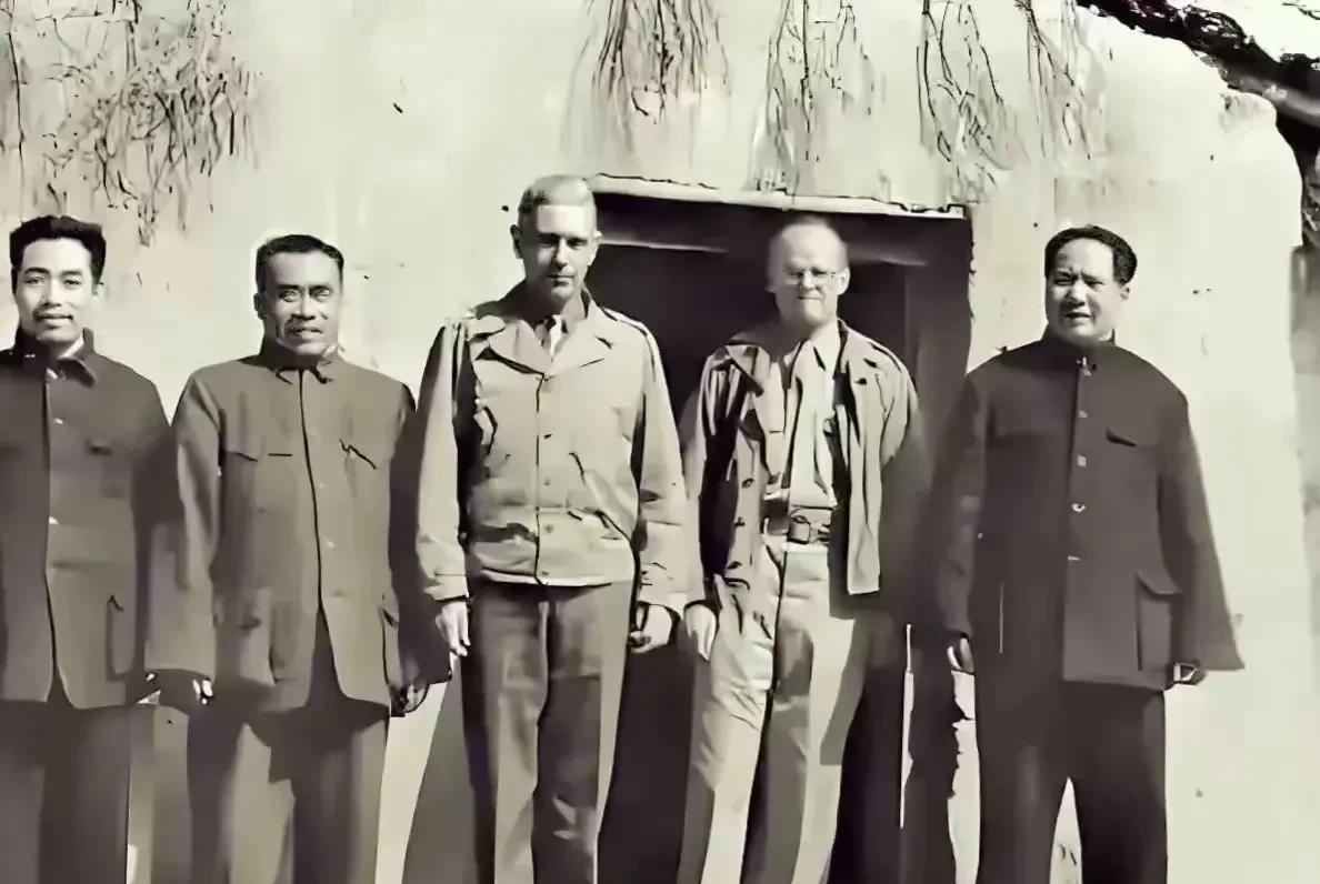 看到这张照片，我这心里就热乎得不行。照片里，毛主席、朱总司令、周总理站在延安的土