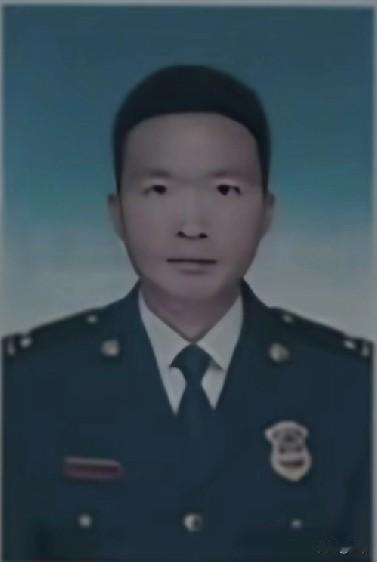 苟俊，是四川巴中人，2009年入伍，在西藏当兵，后来留在西藏消防工作，是三级指挥