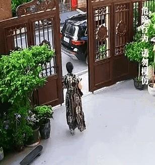 几百斤重的院墙大门，毫无征兆地拔地而起，直接往人脑袋上砸！就差那么几厘米，命差