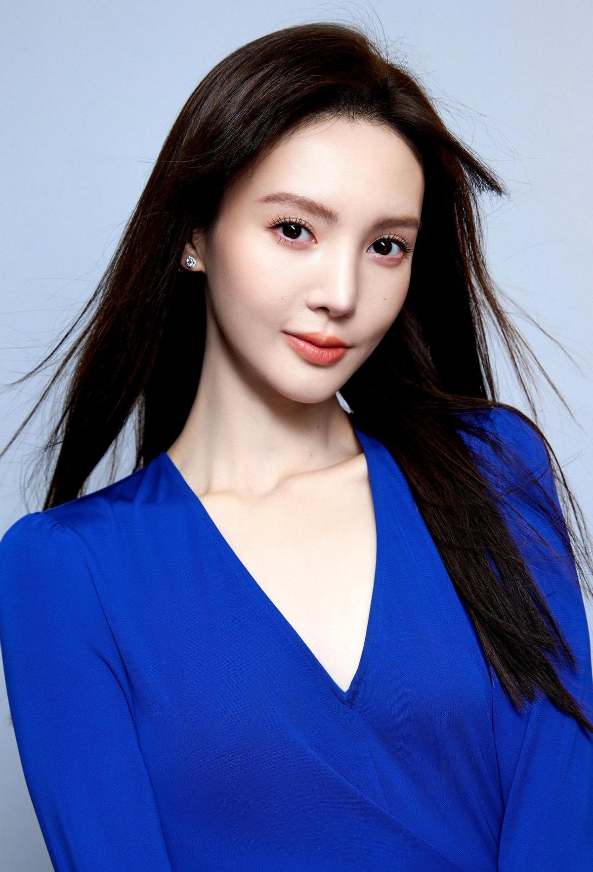 金晨这回是真杀疯了，一身宝蓝色长裙直接把“冷白皮”这三个字具象化，尤其是那个58