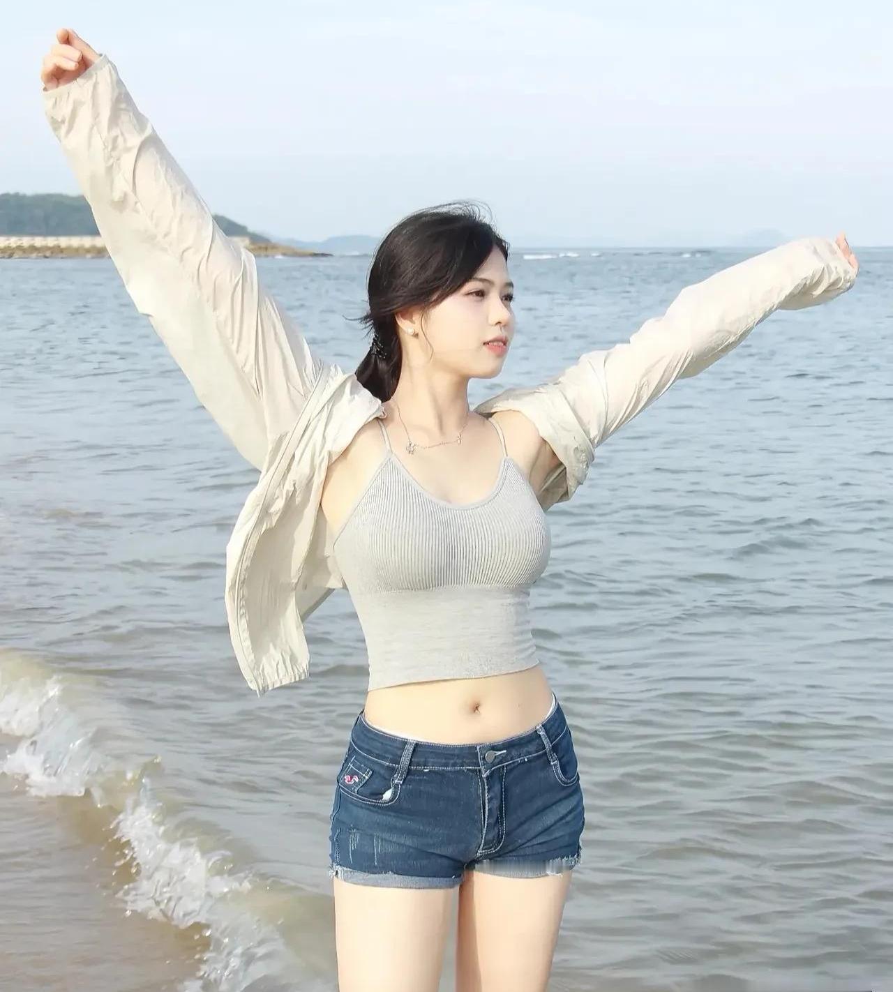 今日街拍，海边清凉穿搭美女你会不会多看几眼？