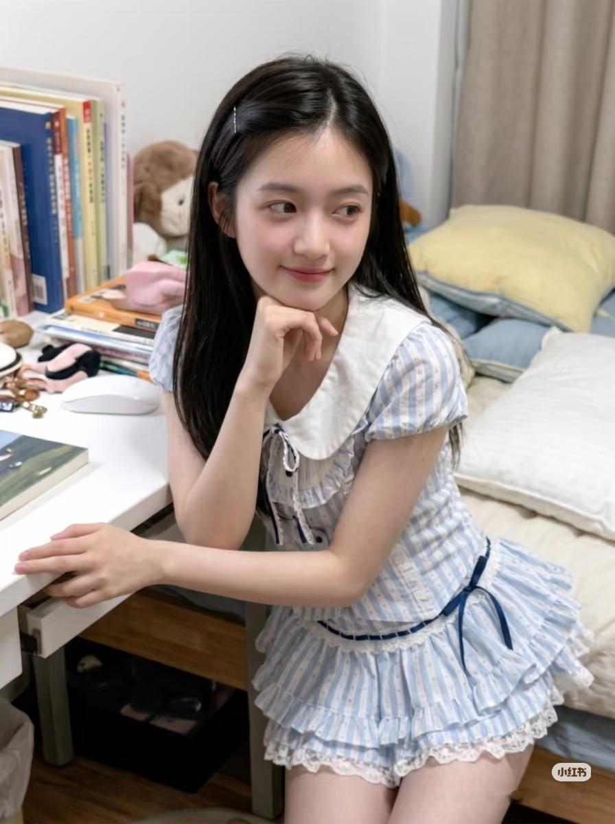 这位小姐姐在书桌前思考呢。