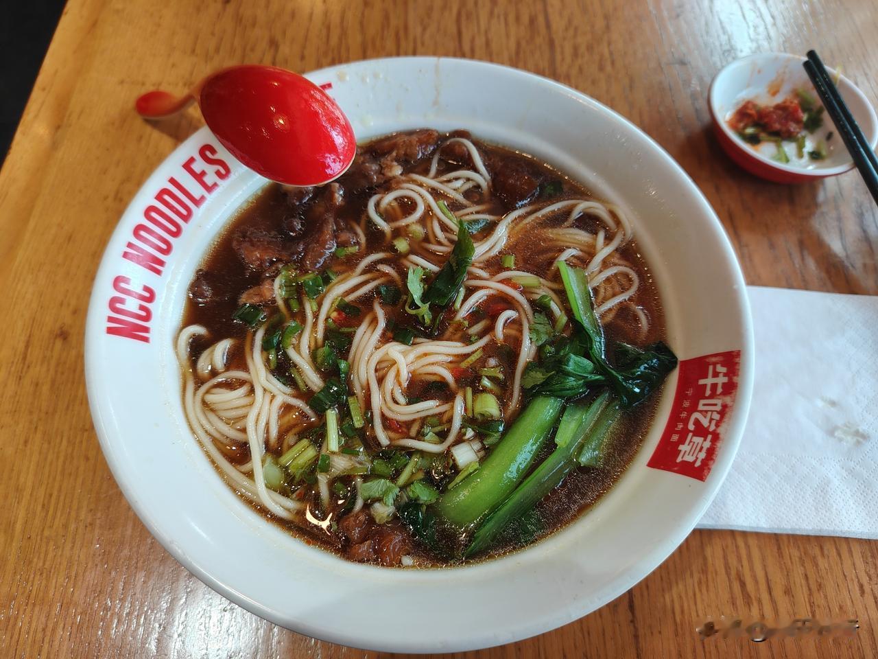 下午准备离开宁波了，中午吃碗27元的牛杂面，很好吃，胃口好、饭量大，要是面条再多