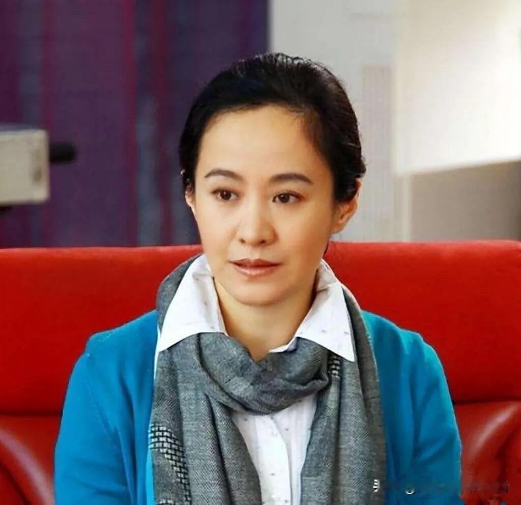 她为人低调，长相漂亮，演技好，却因为名字是很少看见的姓氏不好念，一直不温不火的。