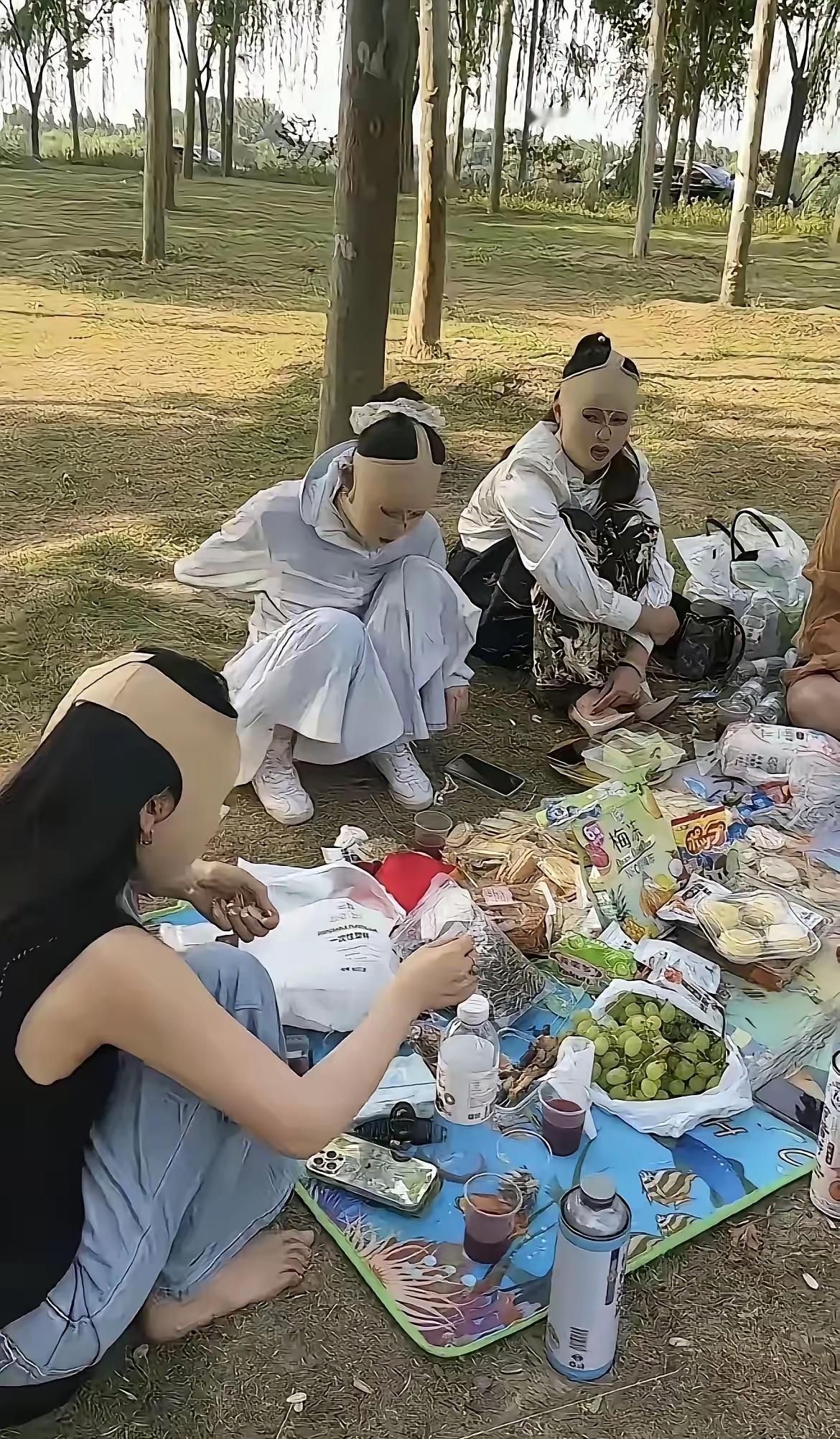 何必把自己搞成这样？她们到底害怕什么？
