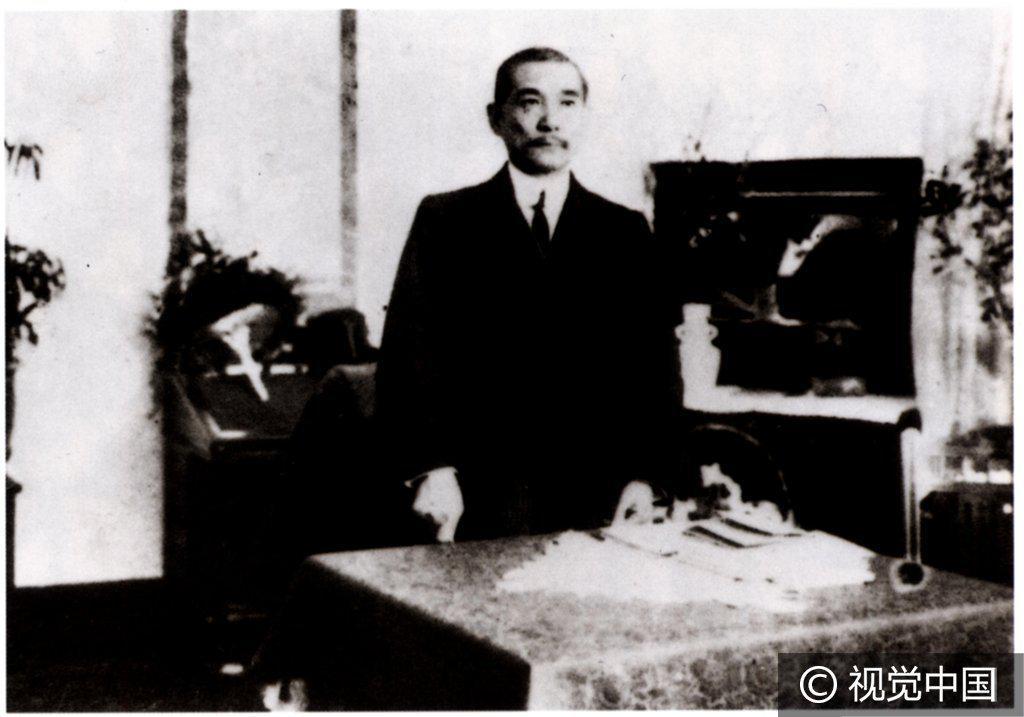 1911年12月25日，孙中山在上海哈同花园观看演出。演出正精彩时，孙中山身后的
