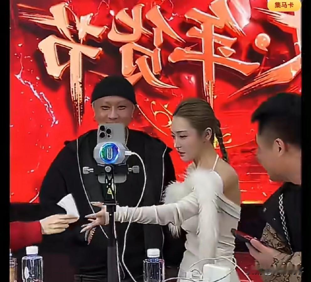 久违了！方丈、杜凤恩爱牵手双双落泪，贴耳悄悄话让杜凤脸红害羞。