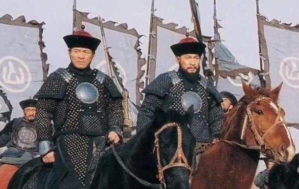 1749年，乾隆亲自审问川陕总督张广泗，下令严刑拷打。张广泗满身是伤，但还是不停