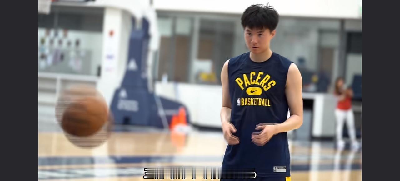 揭迷韩国男篮李贤重~在一段采访视频中，我们看到韩国男篮的主力李贤重讲述自己为什