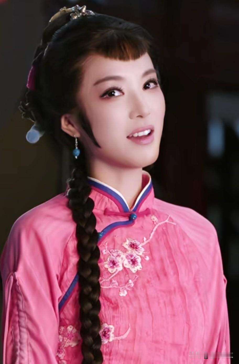 粉嫩嫩的“九斤姑娘”闪亮登场！你是否感觉到，李云霄的这个“九斤姑娘”造型十分惊
