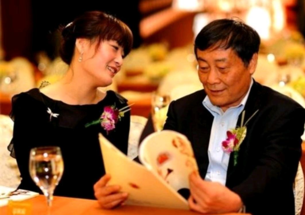 这是2010年宗庆后宗馥莉父女俩一起参加慈善晚宴时拍下的温馨照片，28岁的宗馥莉