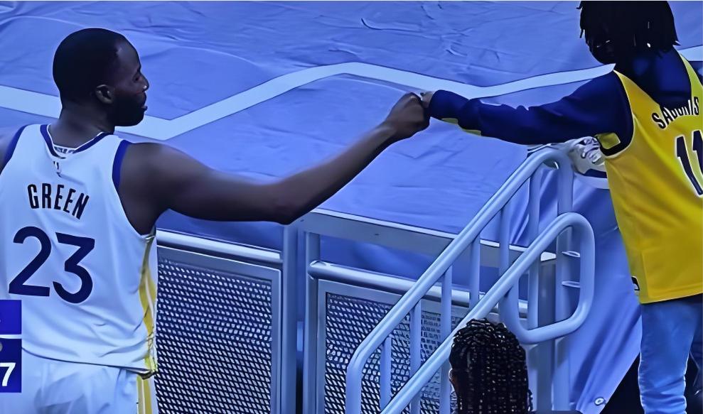 比赛还没打完就开始送鞋了，科尔别犟了，勇士已经完了！今天勇士惨败活塞。比赛中