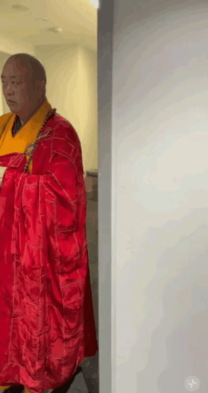 释永信的眼神，足以证明他贪恋红尘，六根不净，面对美女，那眼神拉丝，早晚得出事。