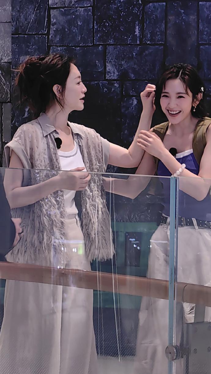 今天李小冉和唐艺昕一起现身成都，两位站在一起很有姐妹范儿，也都搭配的很有潮流之美