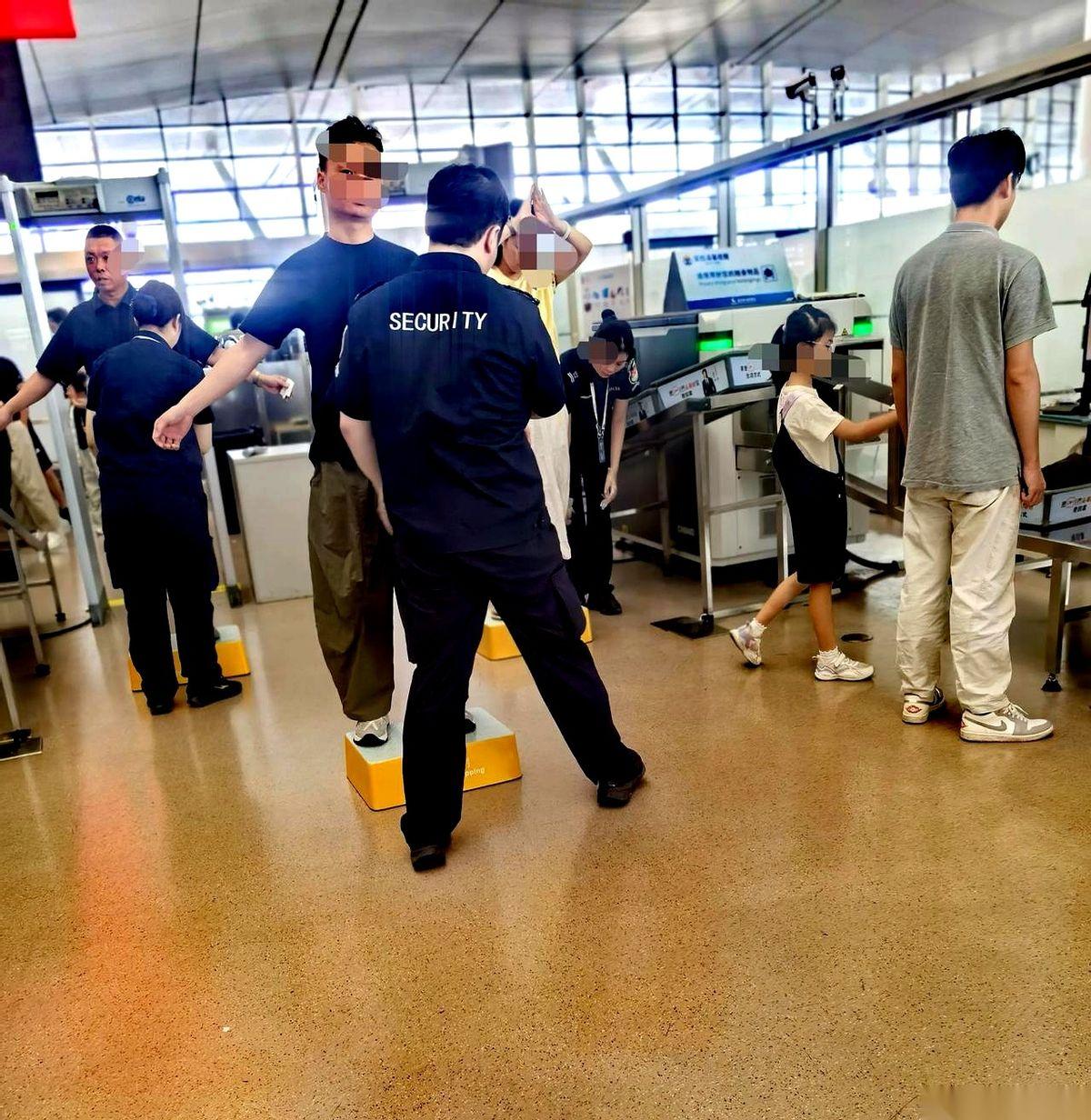 “双手举高，转身。”在南京飞南宁的安检口，一位旅客被迫站上台阶，摆出了一个标准