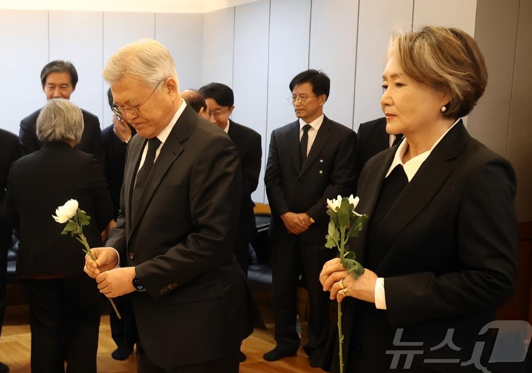 韩国前总理李海瓒的葬礼，文在寅夫妇也来悼念啦！1月27日韩前总统文在寅携手夫人参