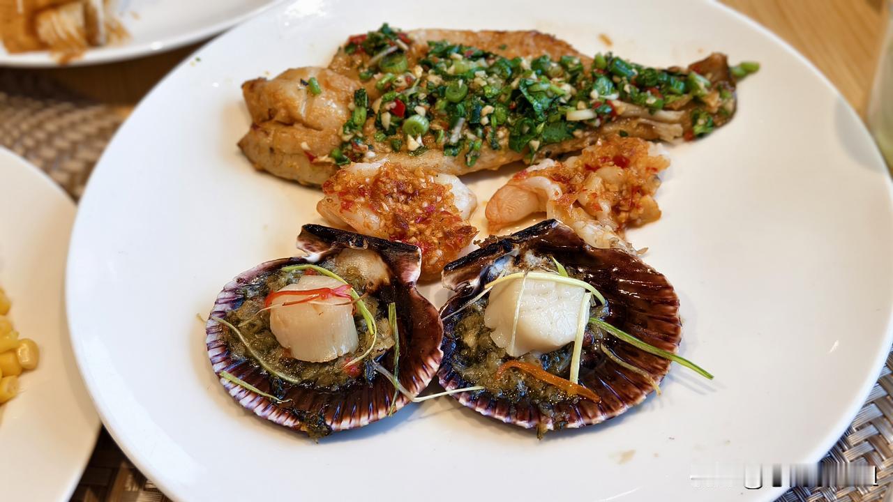 先说说昨天晚餐。昨天晚餐是主题烧烤。还是两部分，自助和点餐，三餐都是这样。自