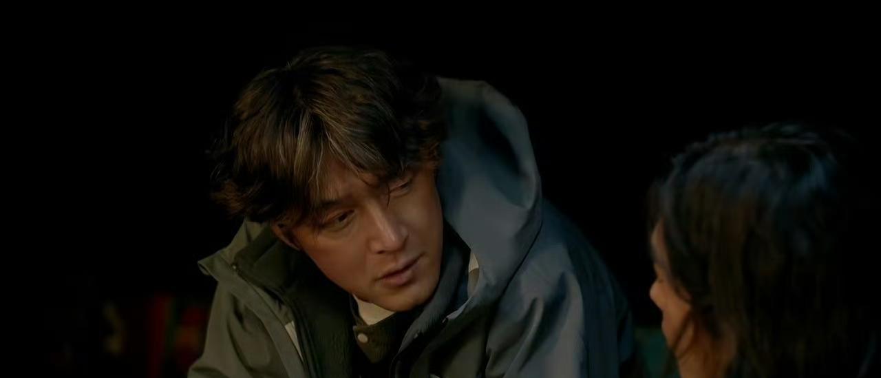 央视突然禁止所有演员用滤镜。镜头直接怼向胡歌的手茧和皱纹。收视率破了1.5。