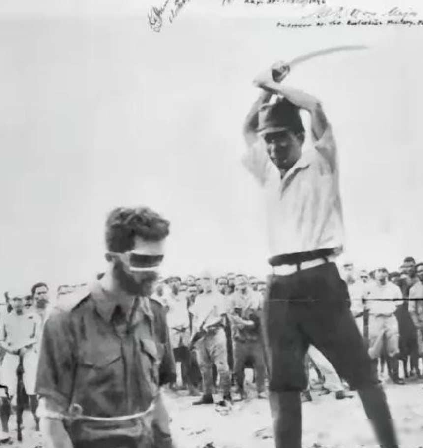 1944年，美军在日军尸体上发现了日军挥刀斩首澳大利亚陆军中士伦纳德的照片。照片