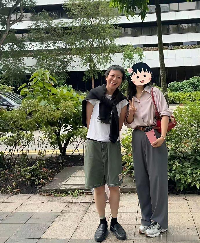 有网友在新加坡偶遇窦靖童，她真的好朴素好接地气啊，果然妈妈好孩子就差不到哪里去。