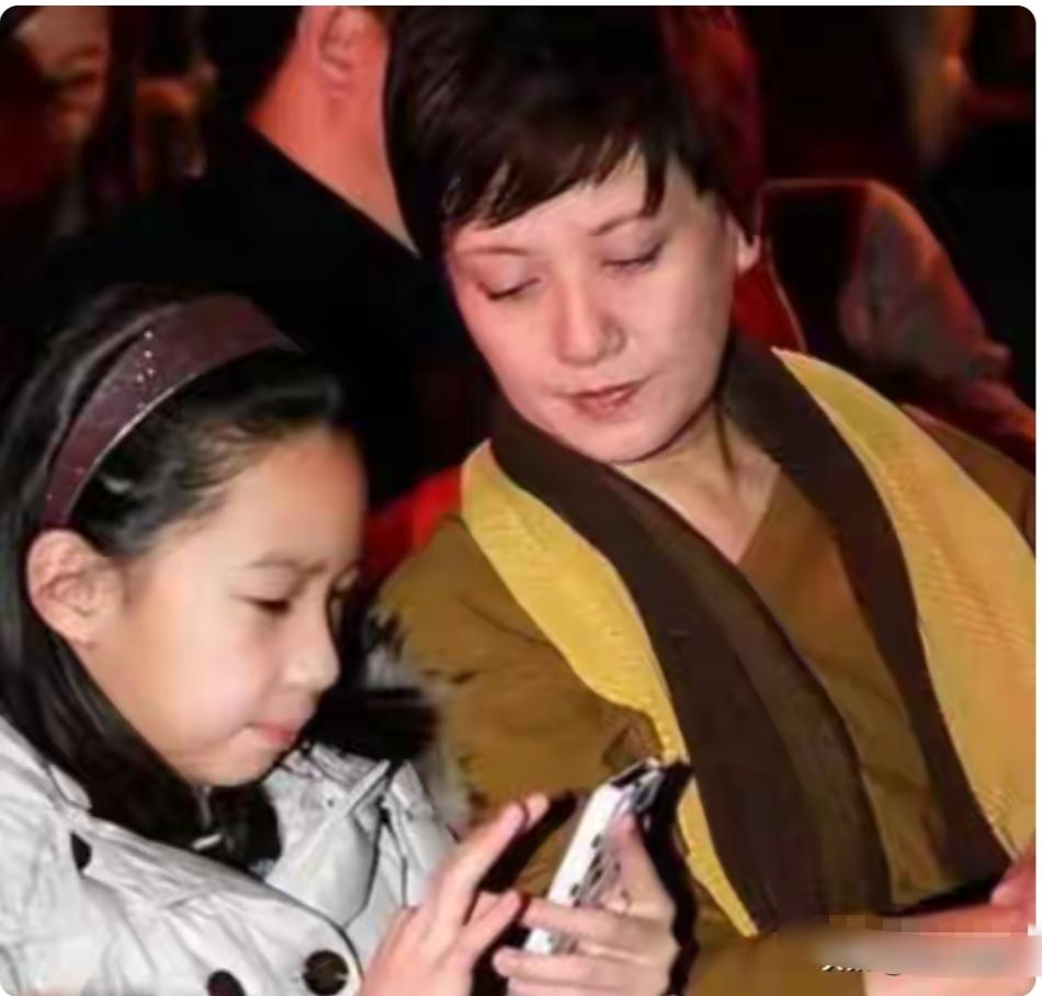 这是演员邓婕和张国立领养的女儿，取名叫张怡君，女孩越长越像张国立！邓婕是位很