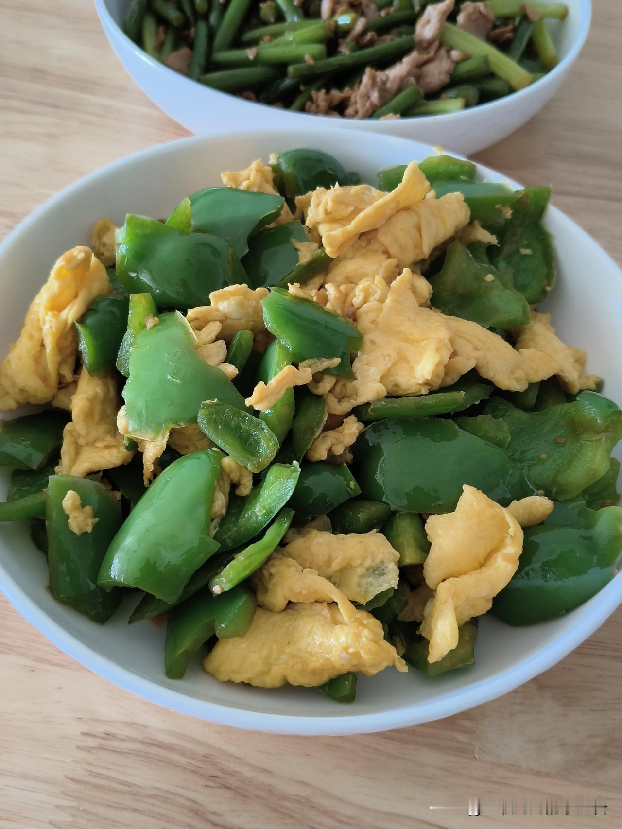 能吃到喜欢的想吃啥饭菜，其实也是一件很幸福的事情。青椒炒鸡蛋，蒜薹炒肉，