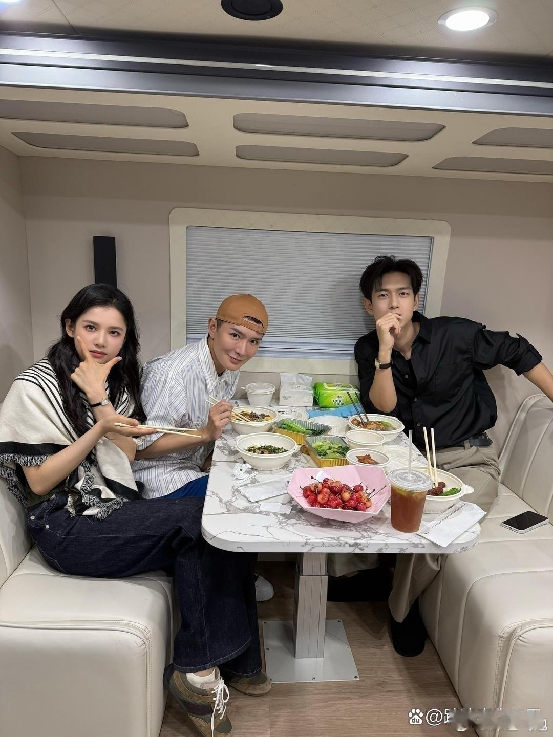 明星的工作餐都这么清淡吗，李现这张状态也太帅了​​​