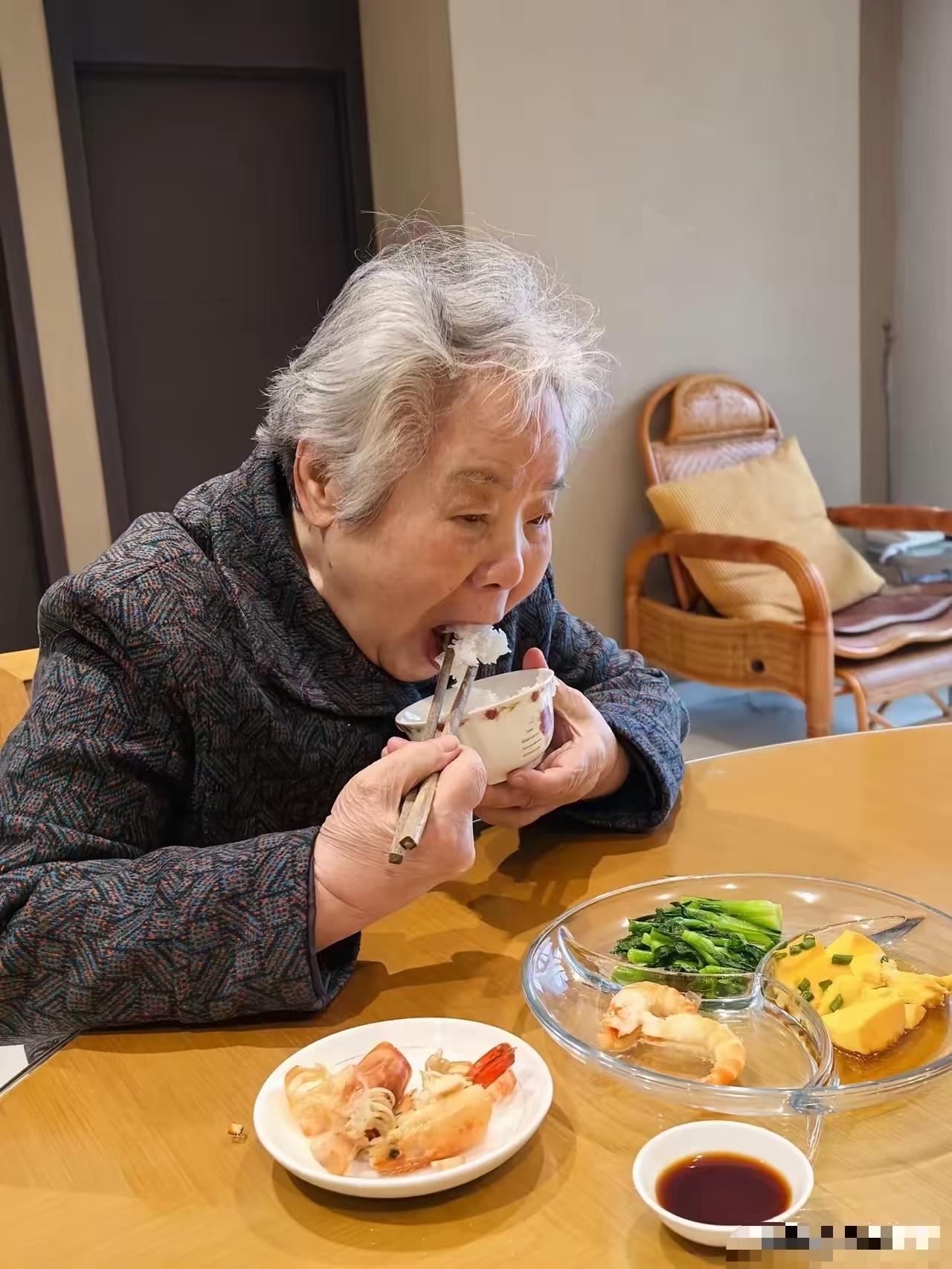 人老了好像就变得自私了，只会考虑自己的感受，主要是精力跟体力都不行了，顾着自己都