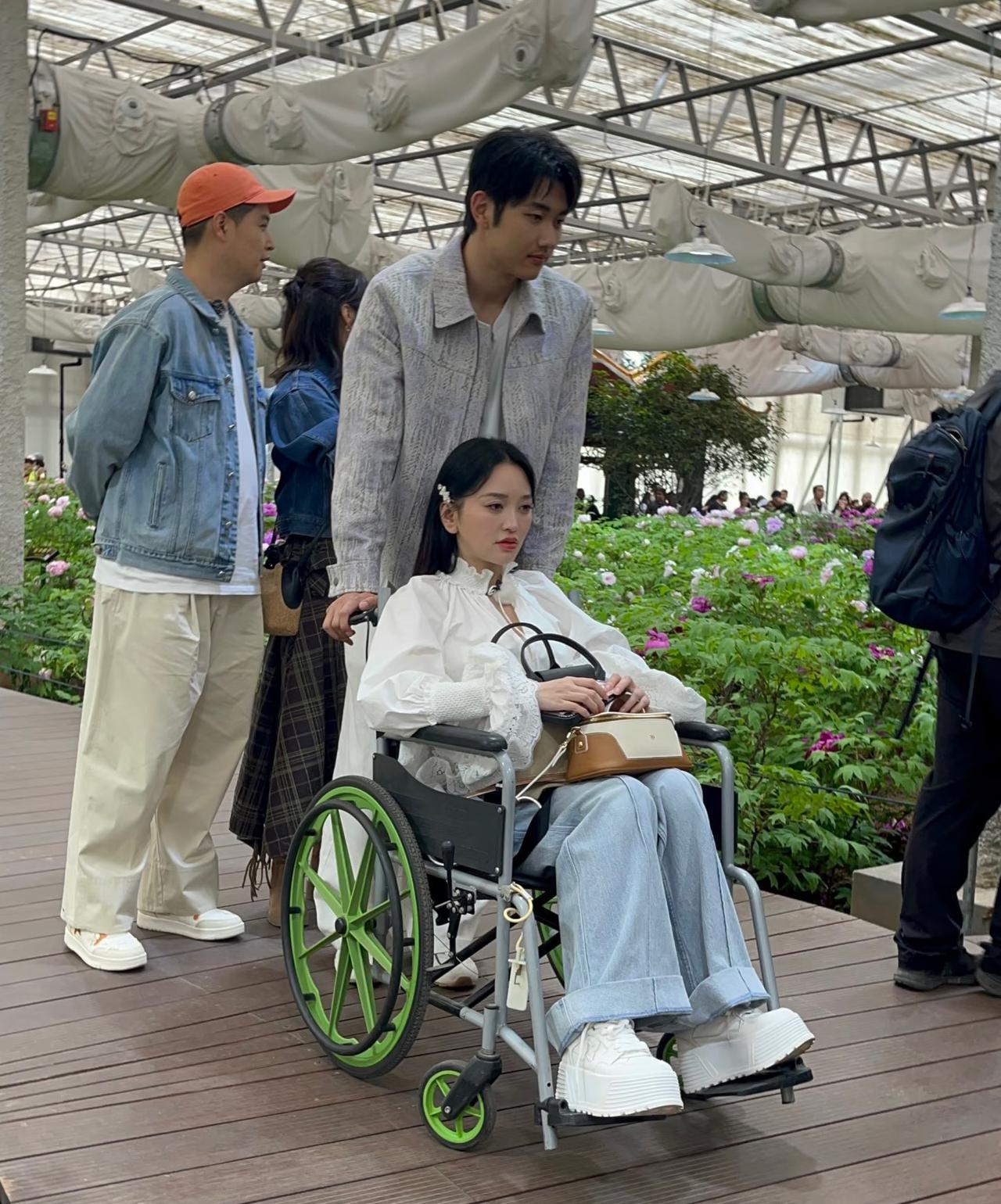 金莎和孙丞潇才是来浪漫旅行的吧，孙杨和张豆豆拌嘴子挂脸时，金莎正在对着孙丞潇深情