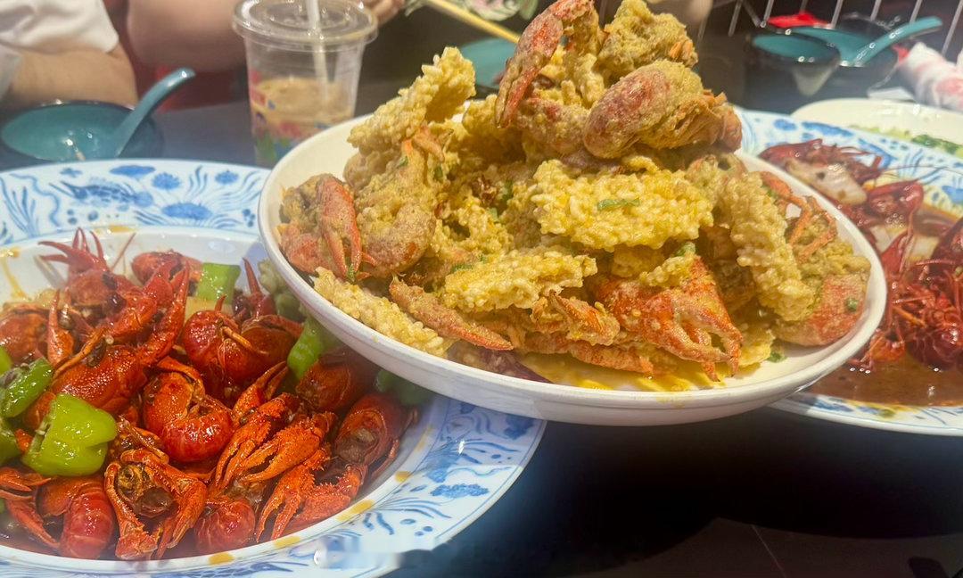 四个人点了四份龙虾八个菜撑死我了