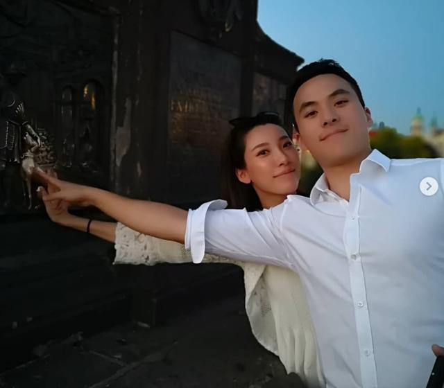 何猷启和前妻也曾有过恩爱甜蜜，不过那也只是曾经有过而已。至亲至疏是夫妻，缘来夫妻