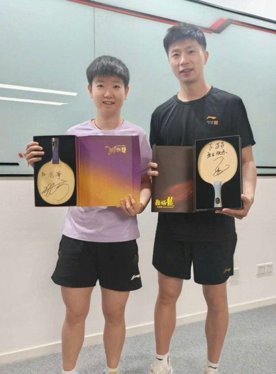 孙颖莎马龙互送礼物的仪式感孙颖莎与马龙互赠签名球拍的仪式感事件，核心聚焦于202