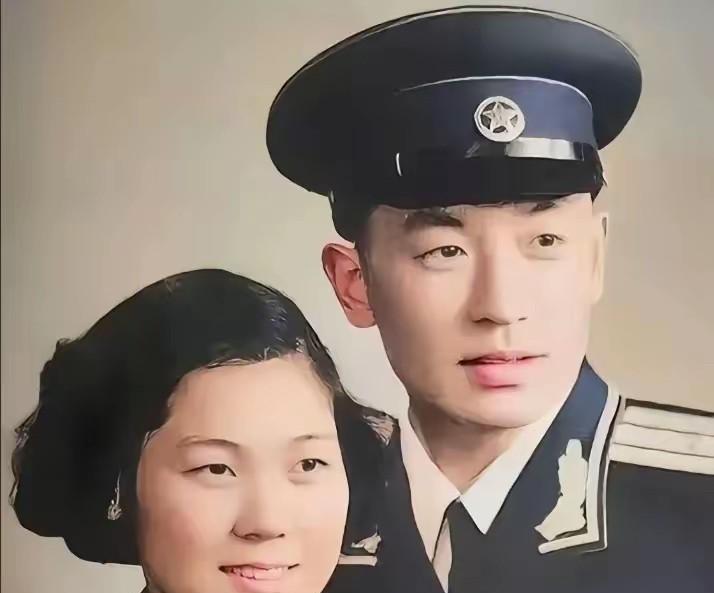 20世纪50年代，年轻的开国少校迟浩田与妻子姜青萍的合影令人赞叹。照片中，身着