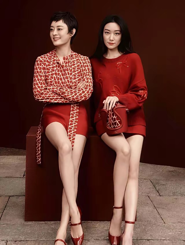 孙俪和妹妹孙艳虽然身材相似，但五官差别挺大，姐姐眉眼大气，妹妹长相更秀气。姐妹俩