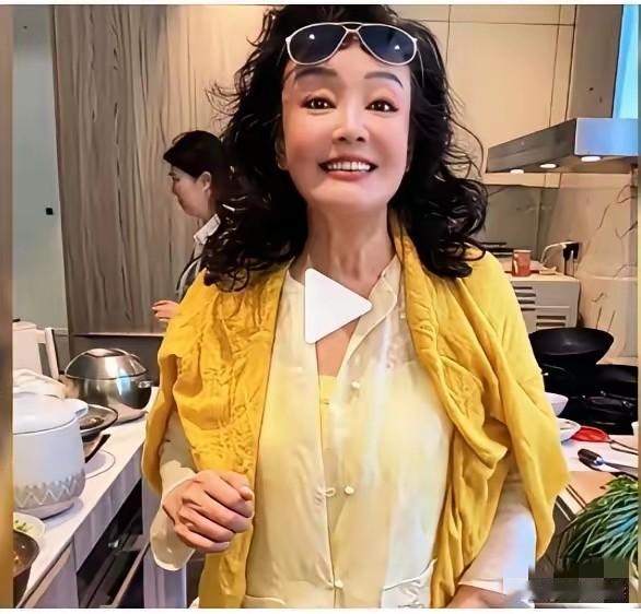 汪小菲夫妻到底跟战兰关系怎么样其实两个细节就摆明了答案网传因为汪三宝的出生