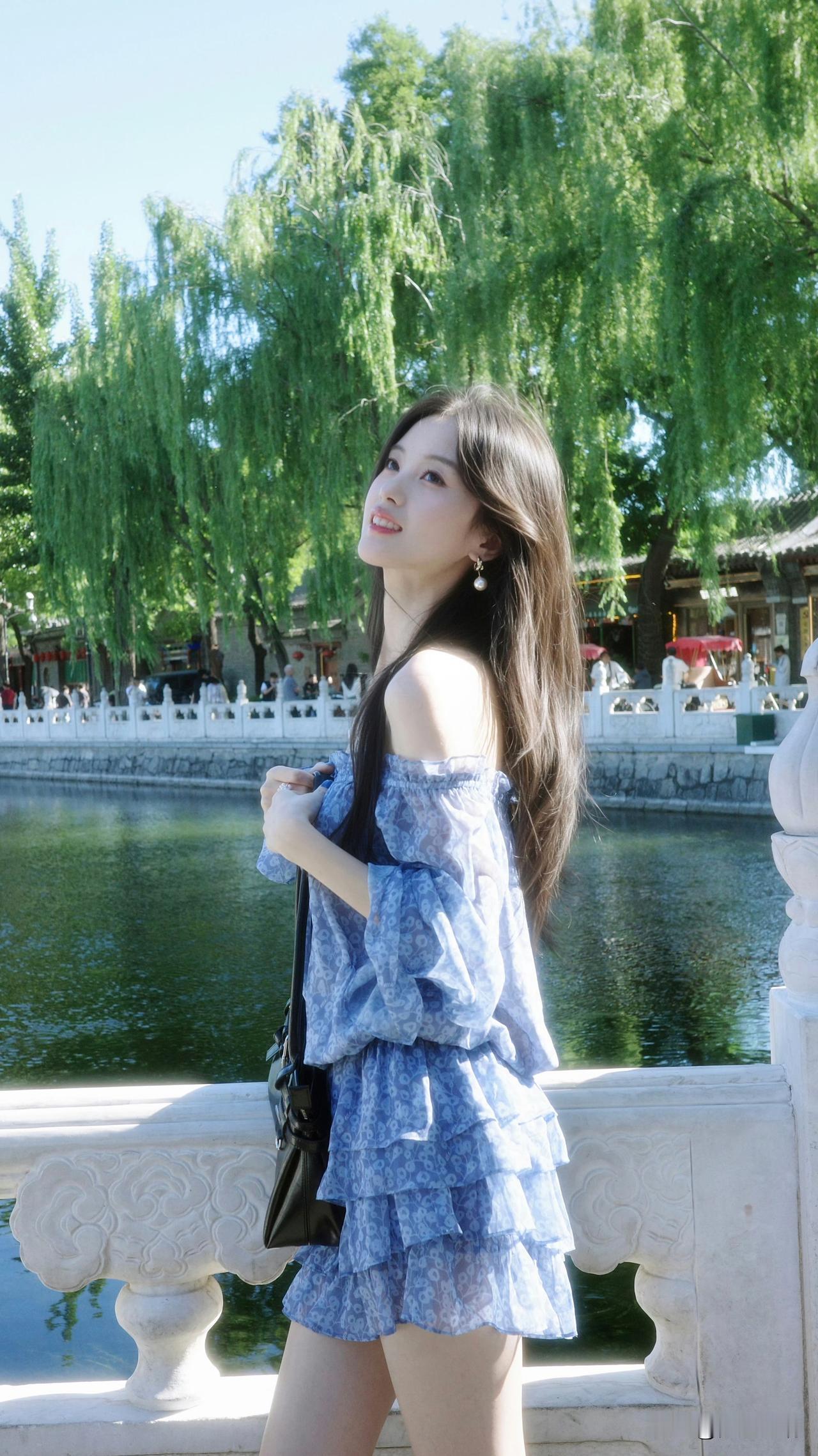 水榭楼台映碧波，笑语盈盈意自多。
