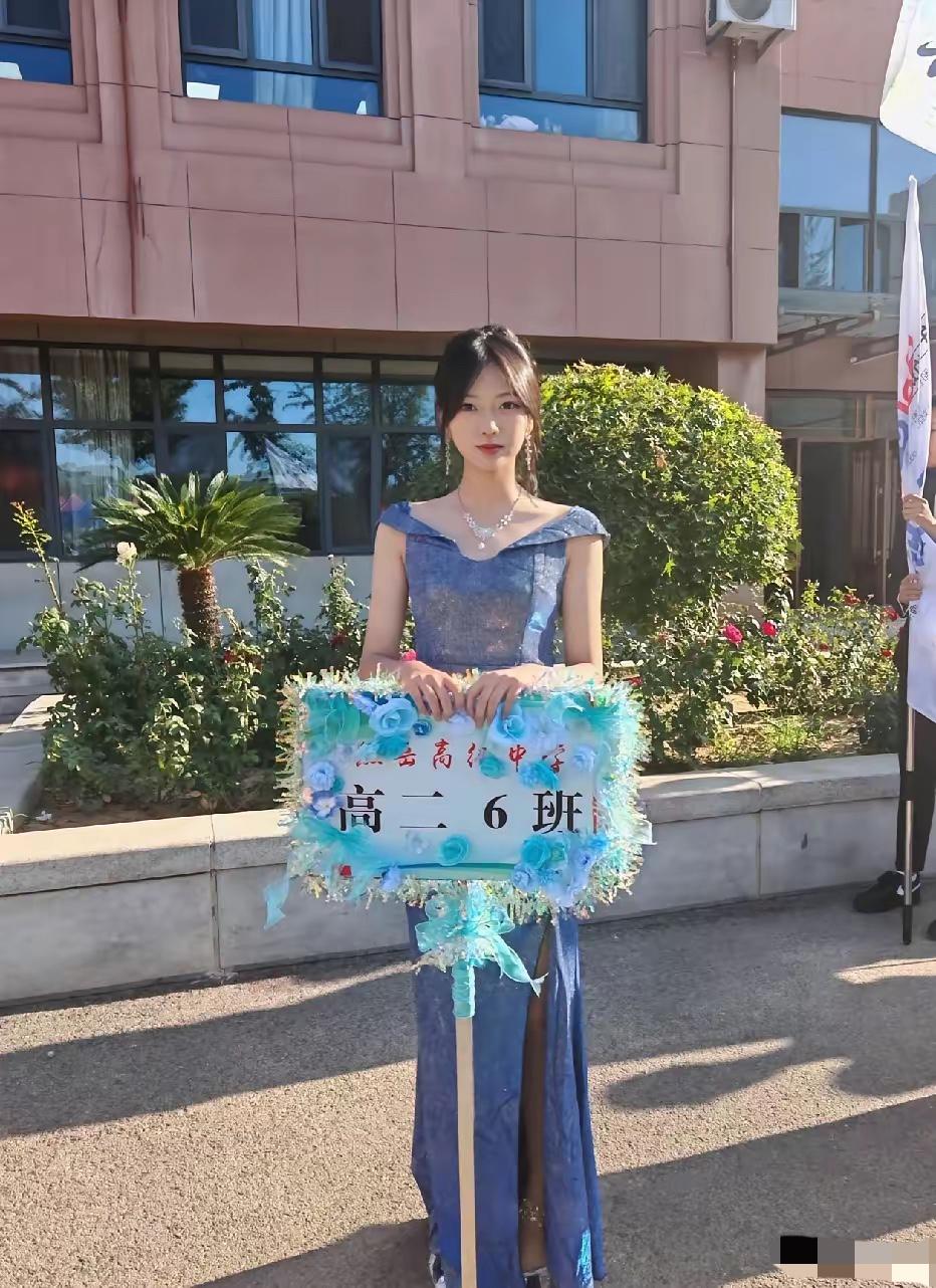 第一次见这么美的女孩，还是高二，还是我格局小了。