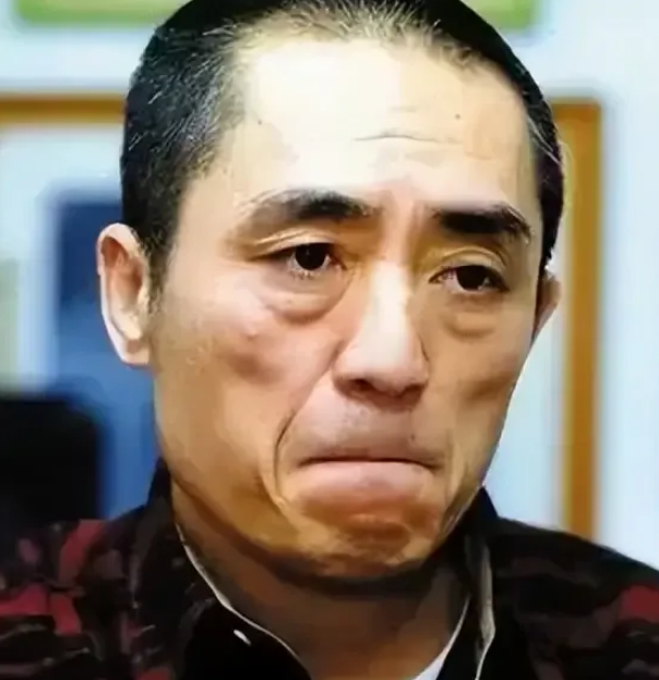 张艺谋身家40亿，他回到陕西老家，找到修自行车的残疾人弟弟说：“老弟，哥给你三个