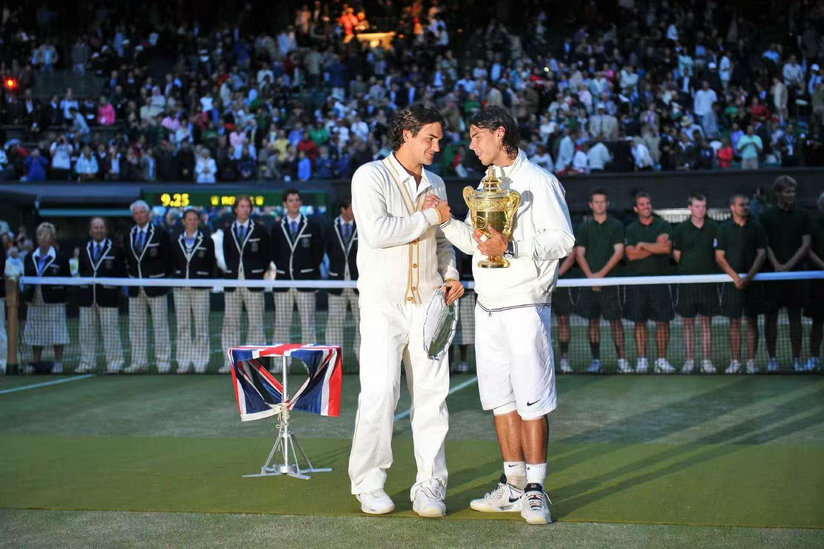 「RG回顾——纳达尔首次捧起温网冠军奖杯」2008年，纳达尔与费德勒连续在罗