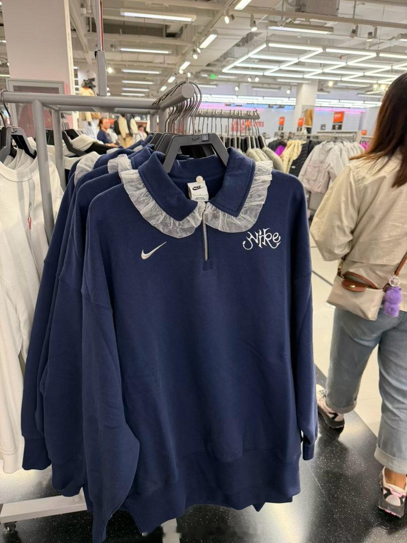 昨天逛耐克发现这么一件衣服感觉很有趣但是S码也巨大一件不然我可能要试穿一下的[并不简单][并不简单]